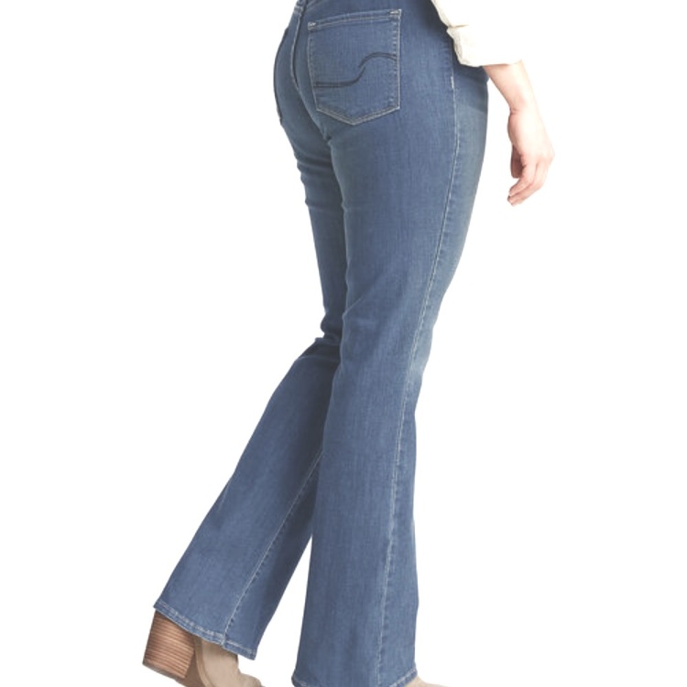 Levi Strauss Signature Mid Rise Jeans 29 inch inseam 9 inch rise. Size 4